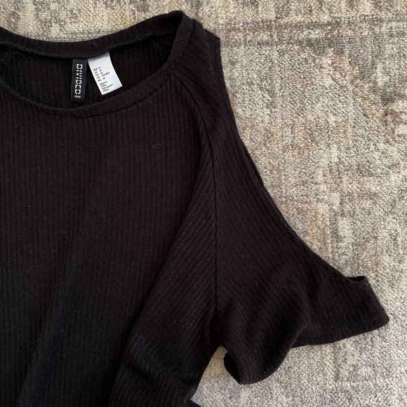 H&M Divided Black Cold Shoulder Ribbed Top - Picture 3 of 3